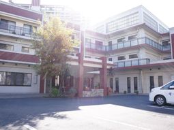 明るい施設の外観