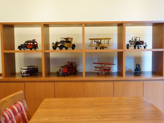 古い乗り物のミニチュア展示 