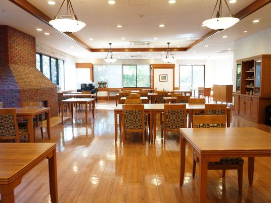  明るい食堂の光景 
