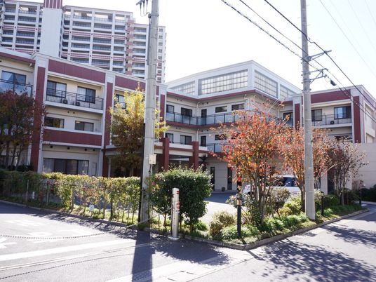  落ち着いた建物の外観  