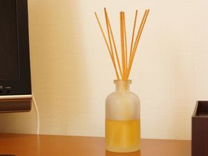 リードディフューザーが置かれた部屋