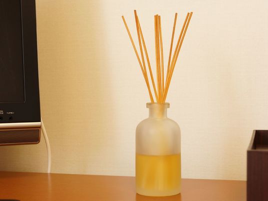 リードディフューザーが置かれた部屋