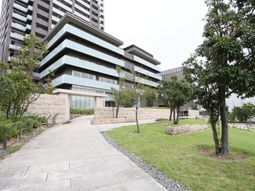 緑豊かな建物の外観