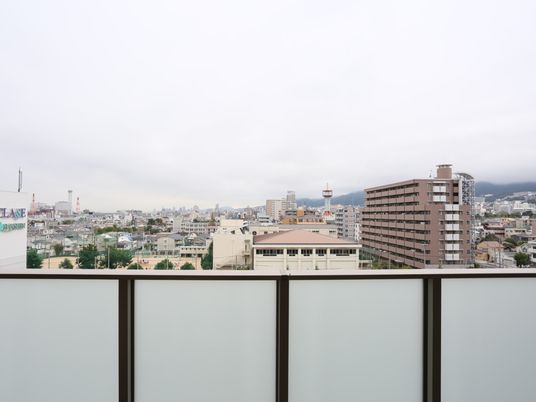 都会の景色が見えるバルコニー