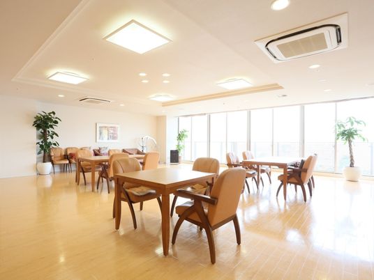 広々とした明るい食堂