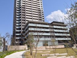 モダンな建物と緑の庭