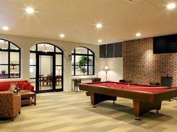 暖かみのある施設の共有スペース