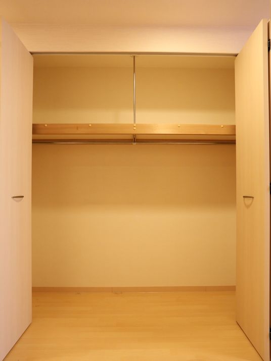 木目調の洋室のクローゼット