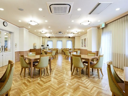 明るい広々食堂の様子