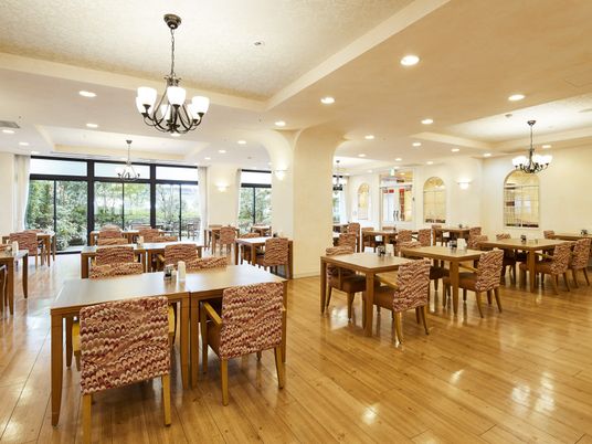 広々とした明るい食堂
