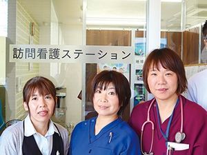 訪問看護ステーション前の職員  