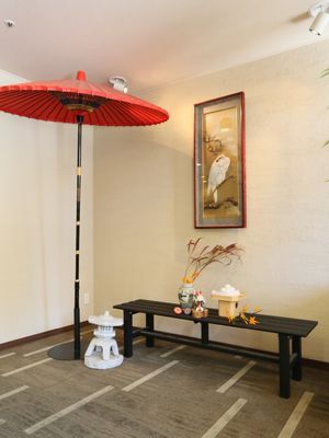 廊下に飾られた和傘と掛け軸