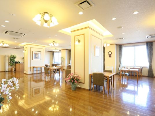 広々とした明るい食堂