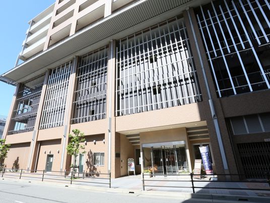 モダンな建物のエントランス