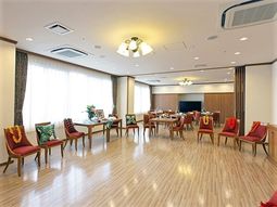 明るい食堂の内観