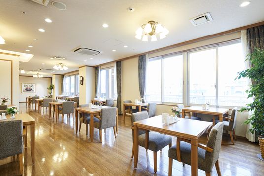 広々とした明るい食堂