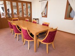 ダイニングの木製テーブルセット