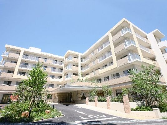 白亜の建物とエントランス