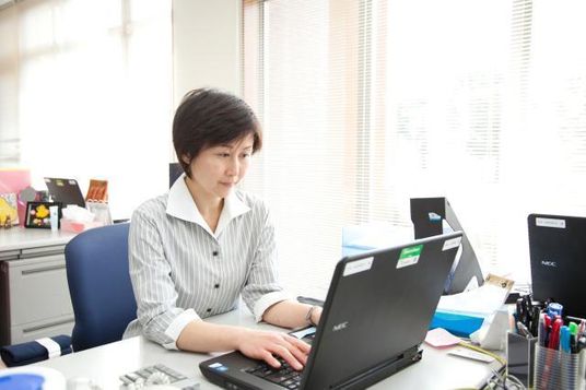 デスク作業中の職員