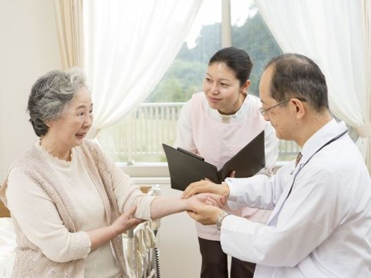 医師と利用者の対話シーン