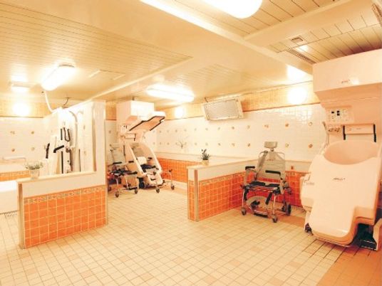 バリアフリー設計の浴室