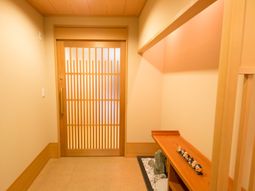 和室の入口と廊下