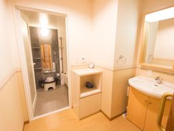 清潔なトイレと洗面台