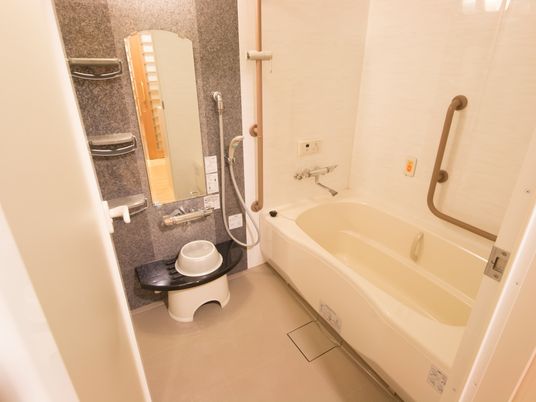 バリアフリーの浴室設備