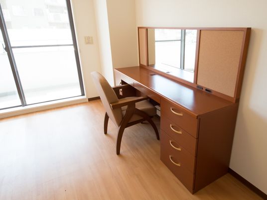 明るい個室の机と椅子