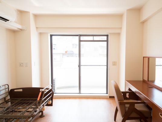 明るい居室の一角