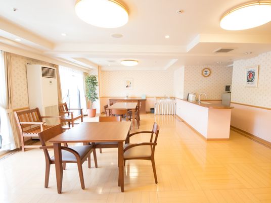 明るい共有ダイニングルーム