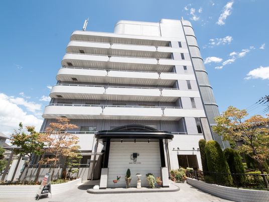 モダンな建物のエントランス