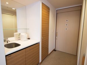 洗面台とドアのある部屋