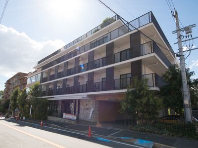 明るく広々とした外観