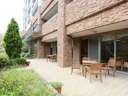 中庭の憩いスペース