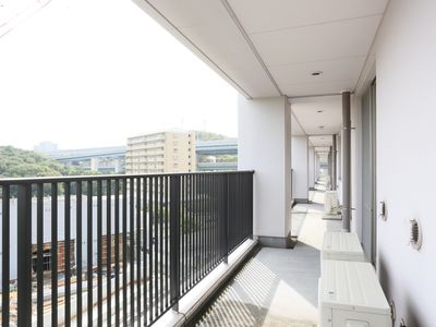 明るい通路のバルコニー