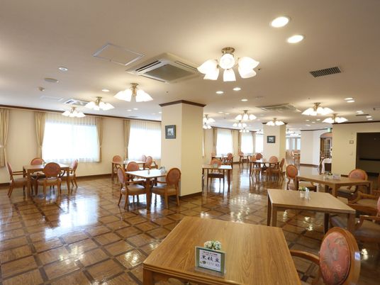 広々とした明るい食堂