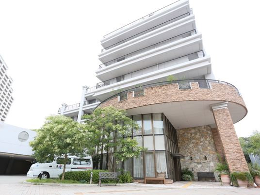 モダンな建物のエントランス