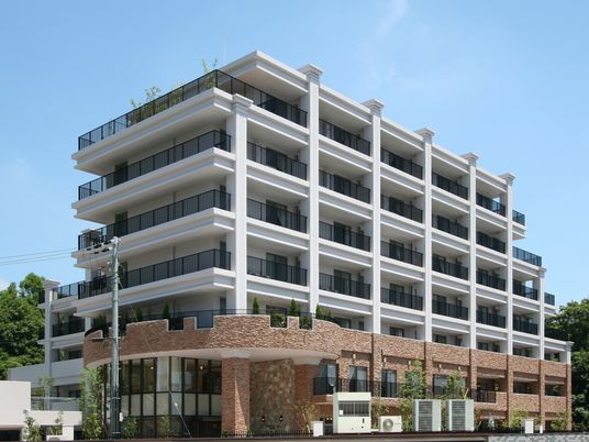 現代的な外観の建物