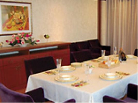 快適な食堂のテーブルセット