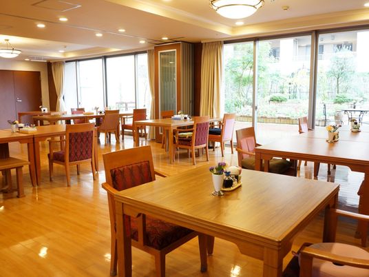 広々とした明るい食堂