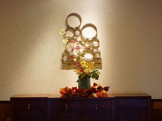 暖かみのある装飾付きロビー