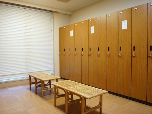 更衣室のロッカーと椅子