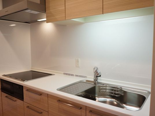 清潔なキッチンカウンター