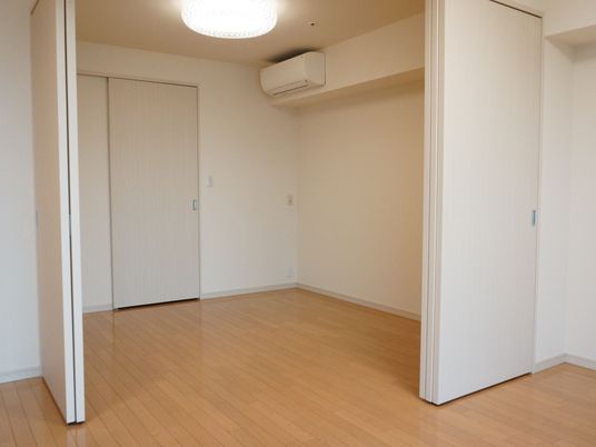 広々とした洋室