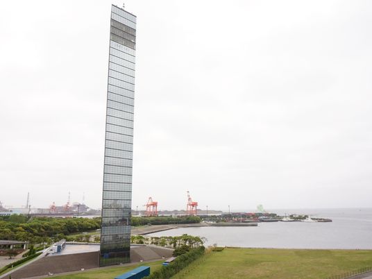 高層建物と海岸線