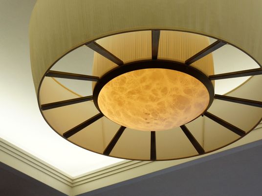 天井のモダンな照明