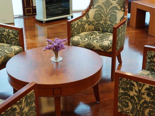 円卓と椅子のあるリビング