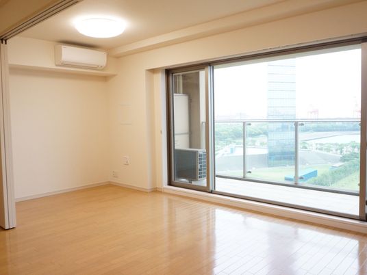 明るい居室の窓辺