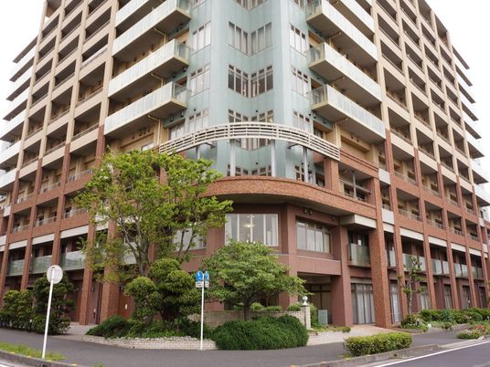 大きな建物の外観